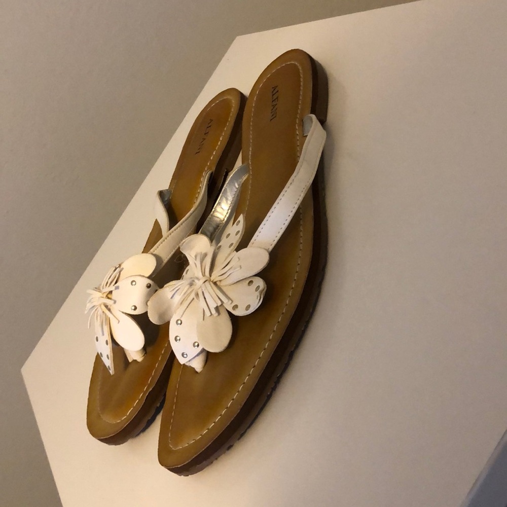Cute nude & white flat sandals